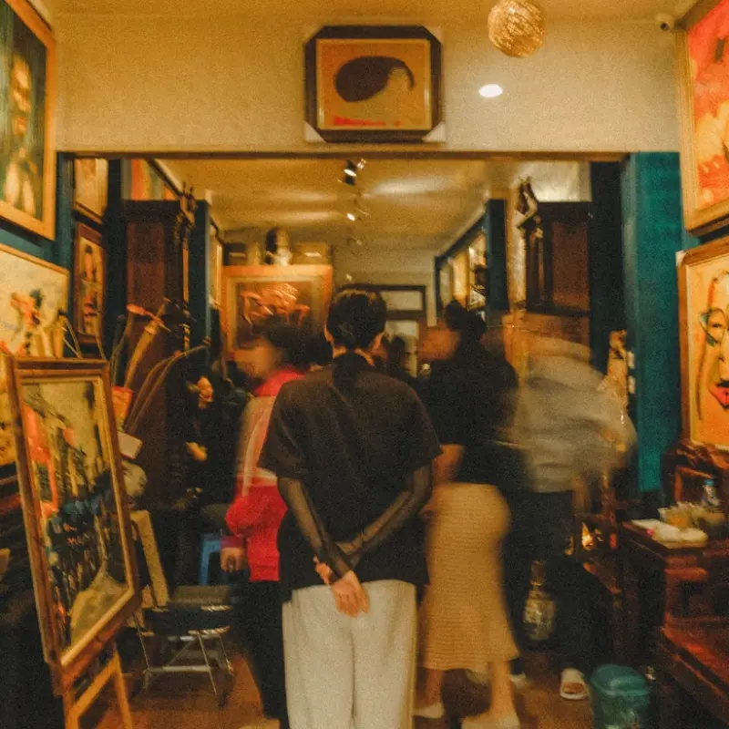 Il vernissage come rito collettivo: quando l’arte diventa il centro della vita sociale